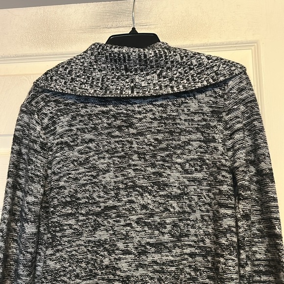 iZ Byer Black and Grey Cowl Neck Tunic Length Sweater Size Large - Picture 7 of 8